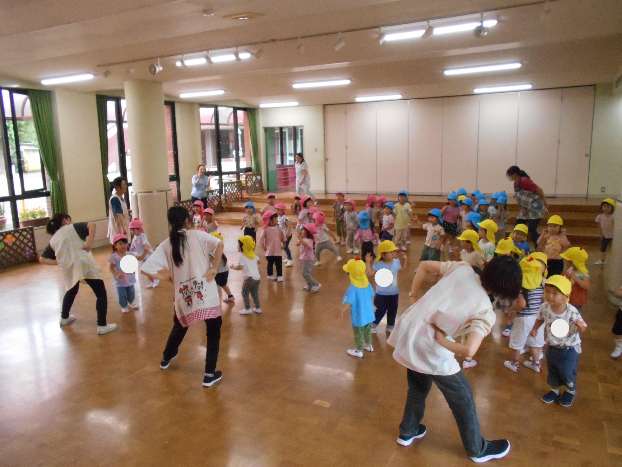 年少　ホールで…