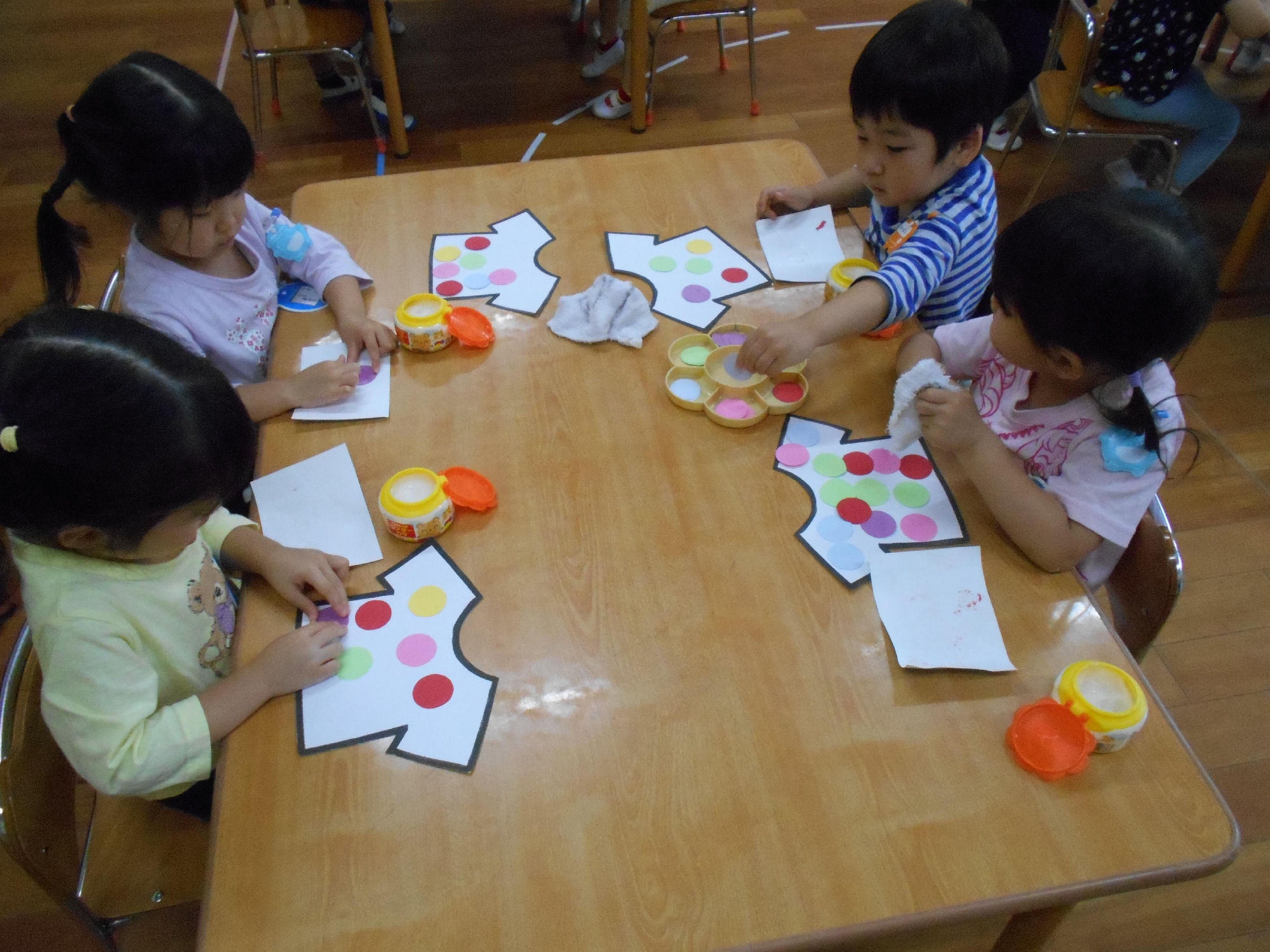 年少　りす組　のり製作