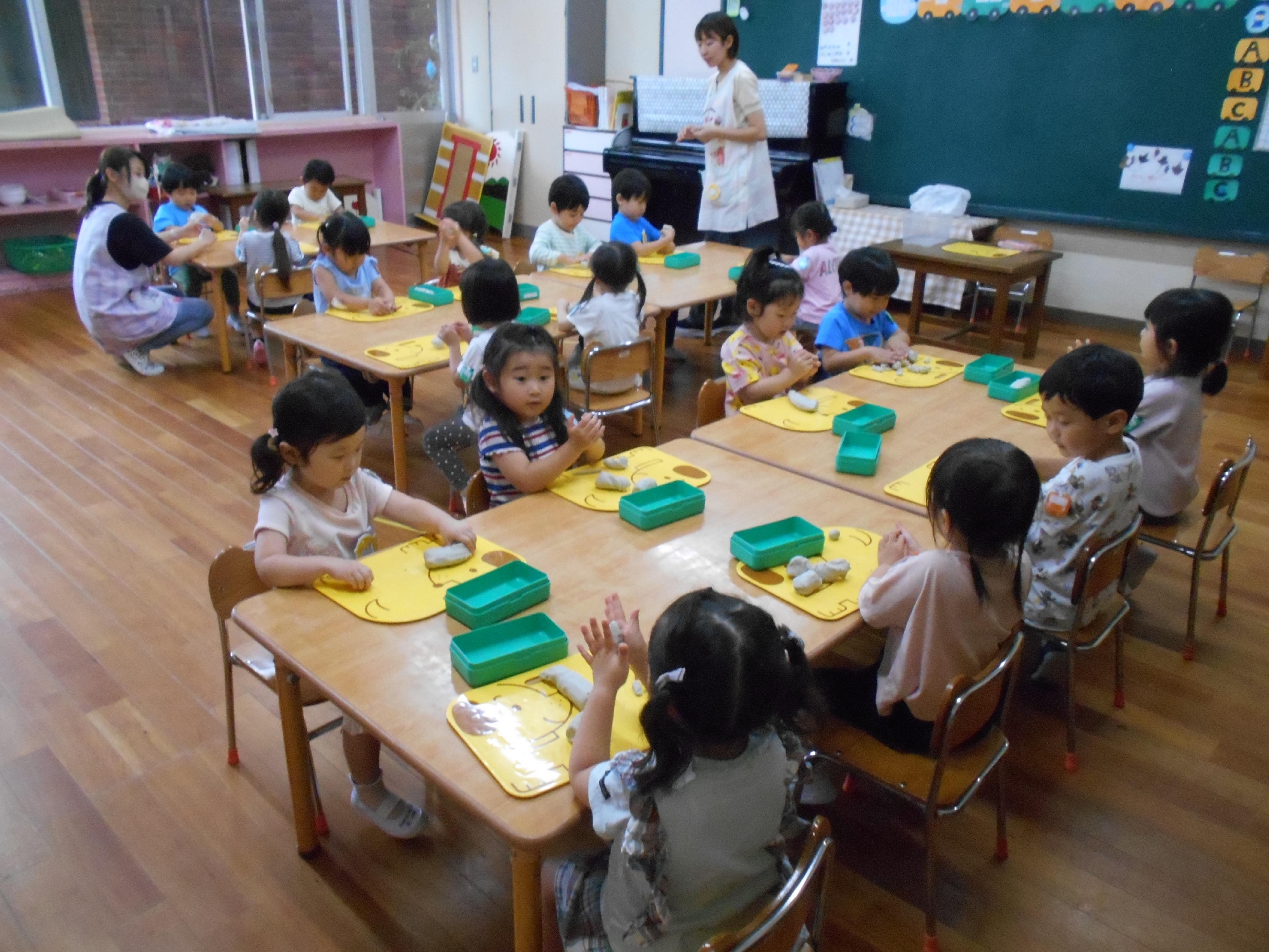 年少　～はじめてのねんど～