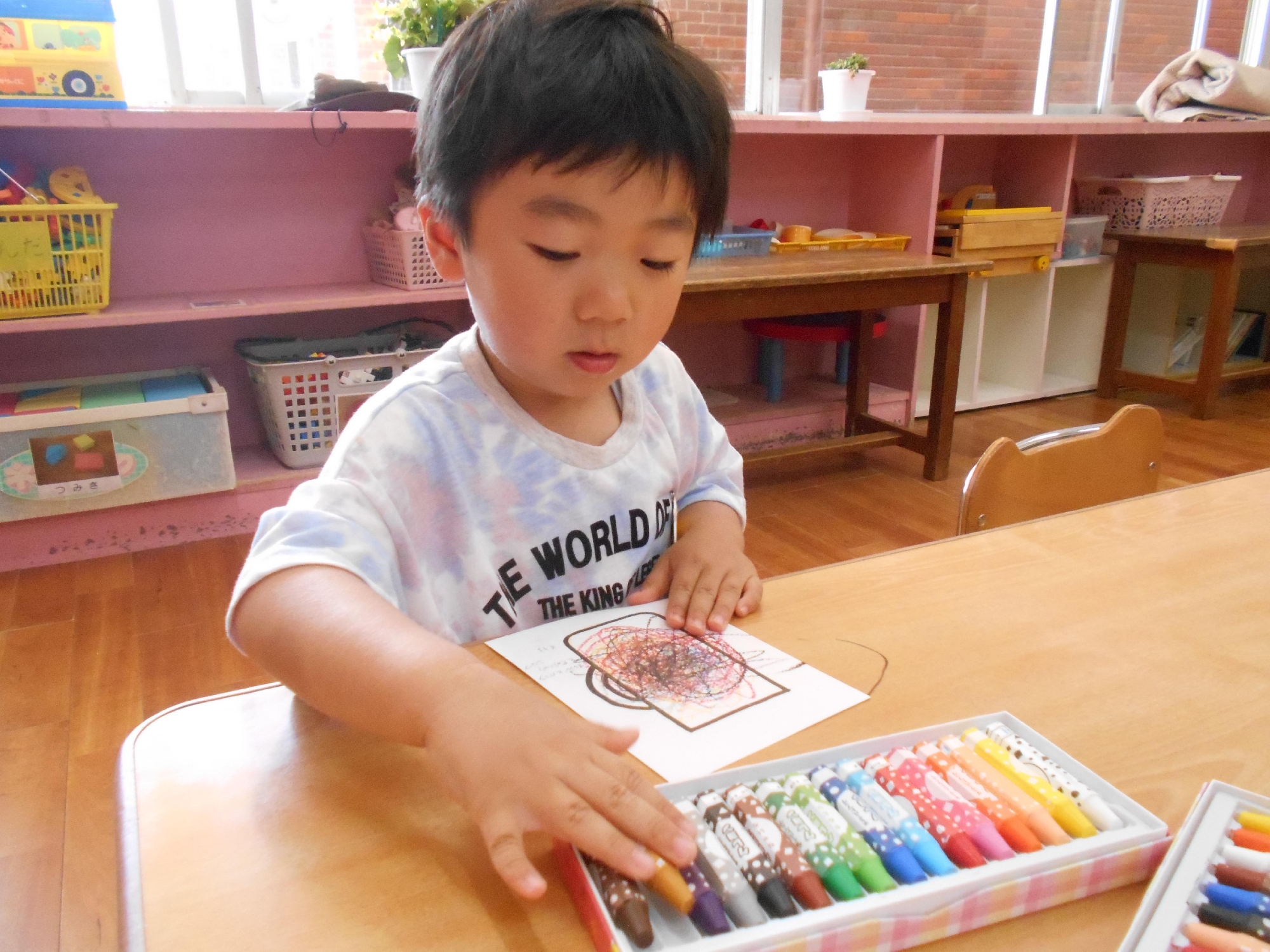 年少組　初めてのクレヨン