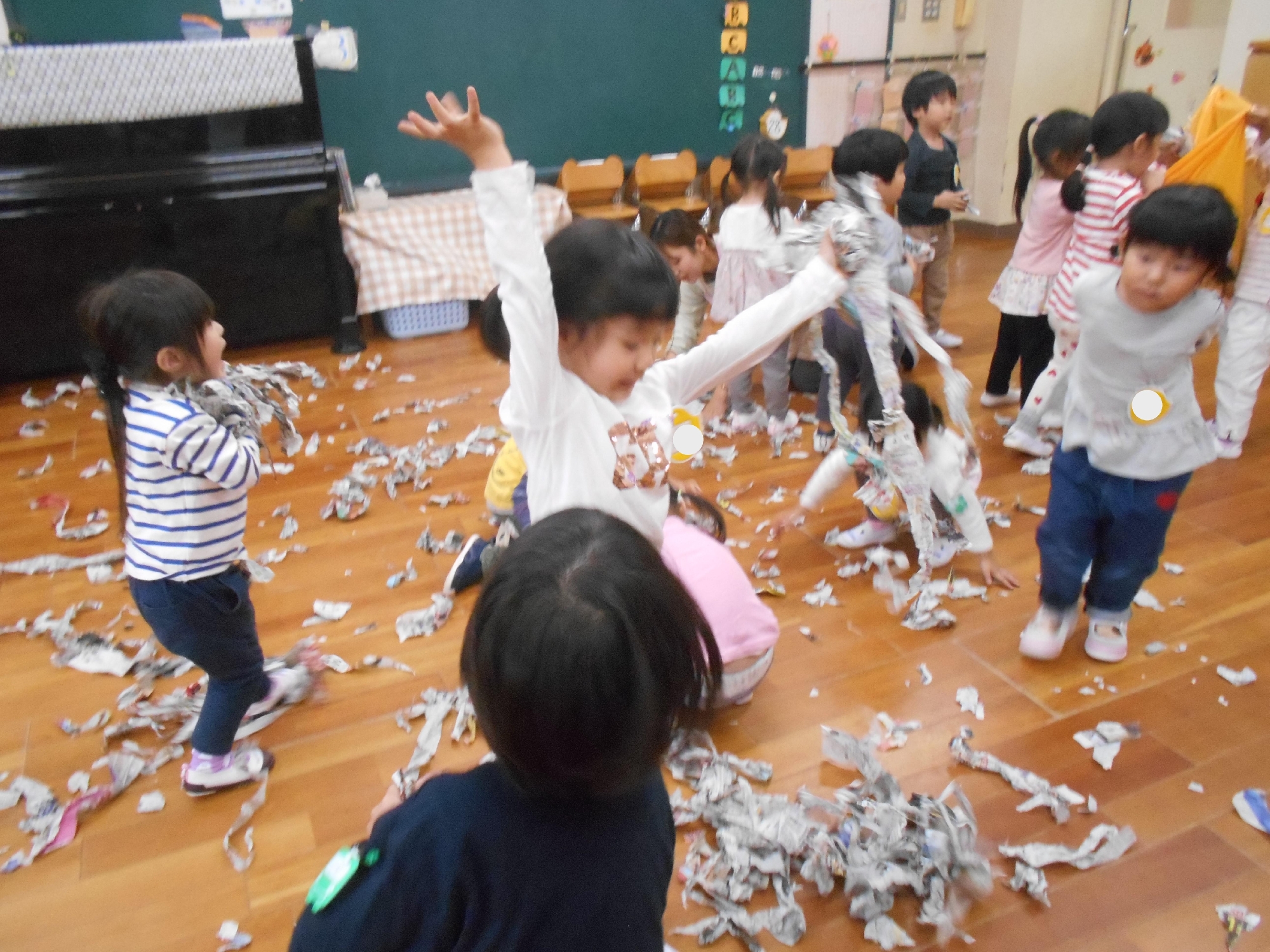 ぱんだ・うさぎ組　新聞紙で遊ぼう！