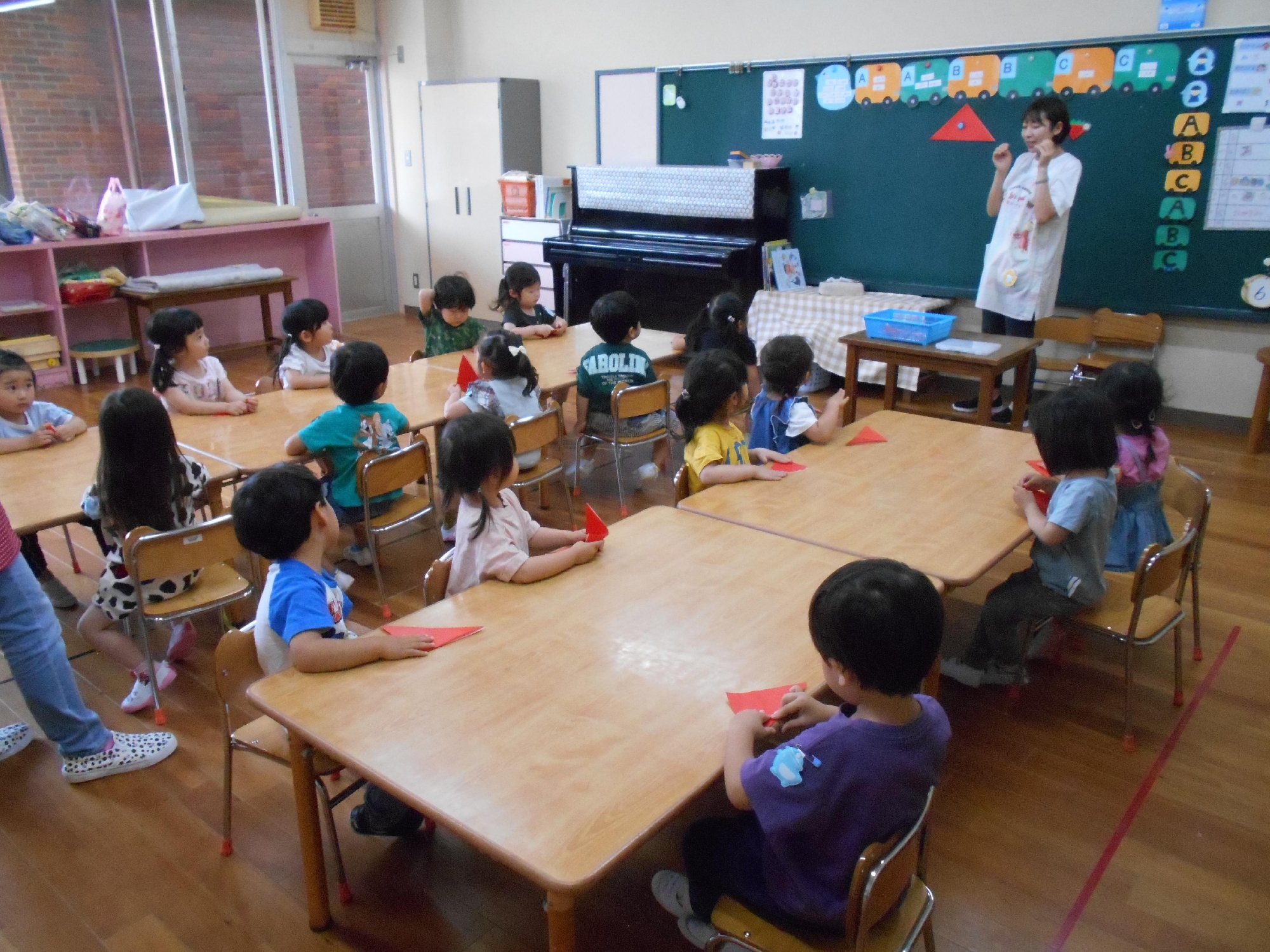 年少　ぱんだ組　初めての折り紙～いちご～