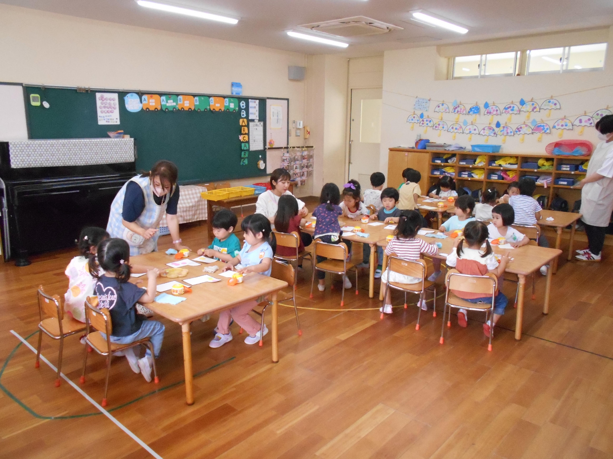年少　ぱんだ組・うさぎ組ののり製作②