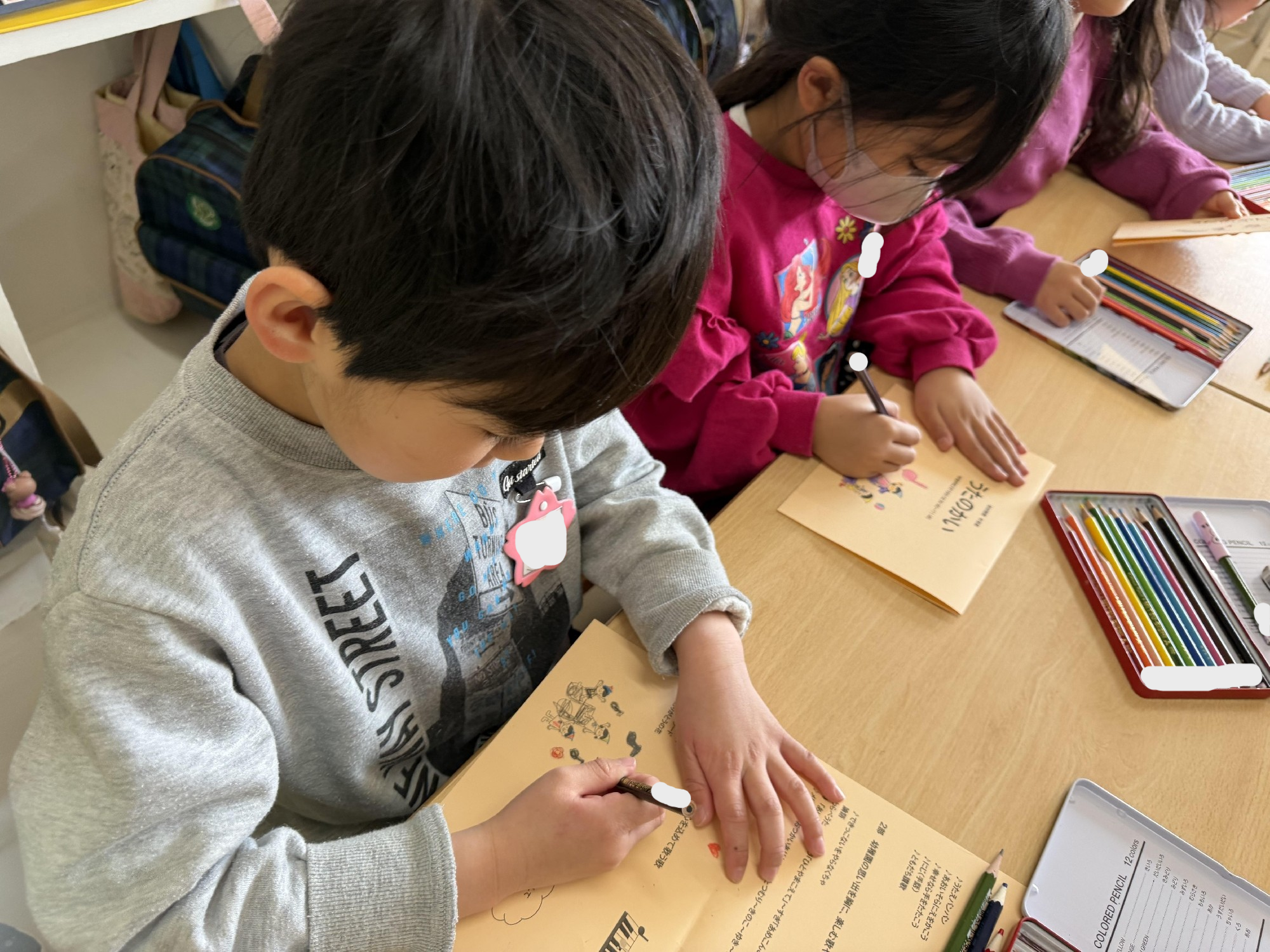 年長組　うたのかい　招待状作り