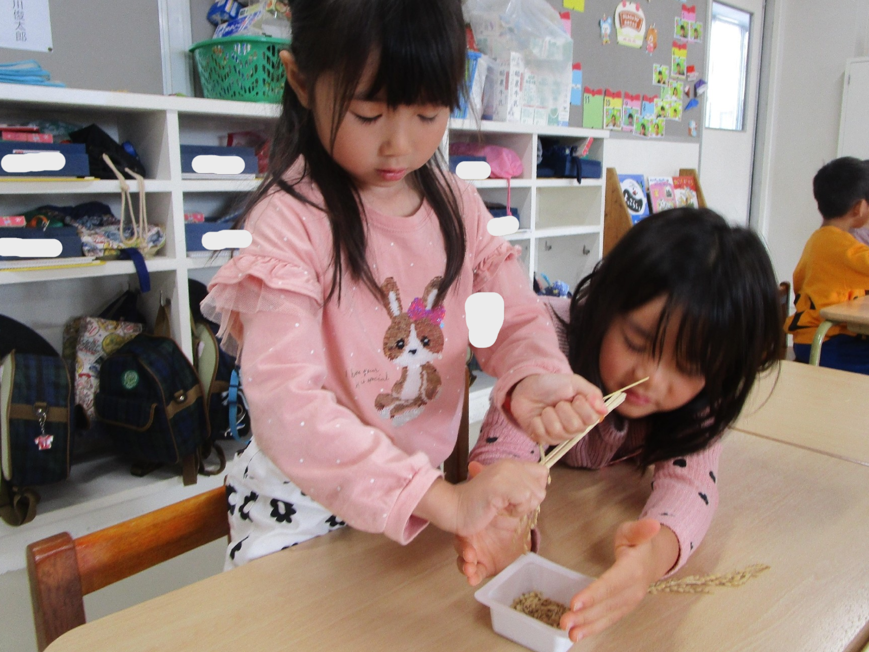 年長組　～稲刈りしたお米を脱穀したよ！～